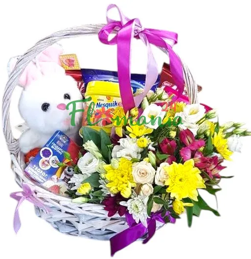 Корзина с игрушкой, сладостями и цветами